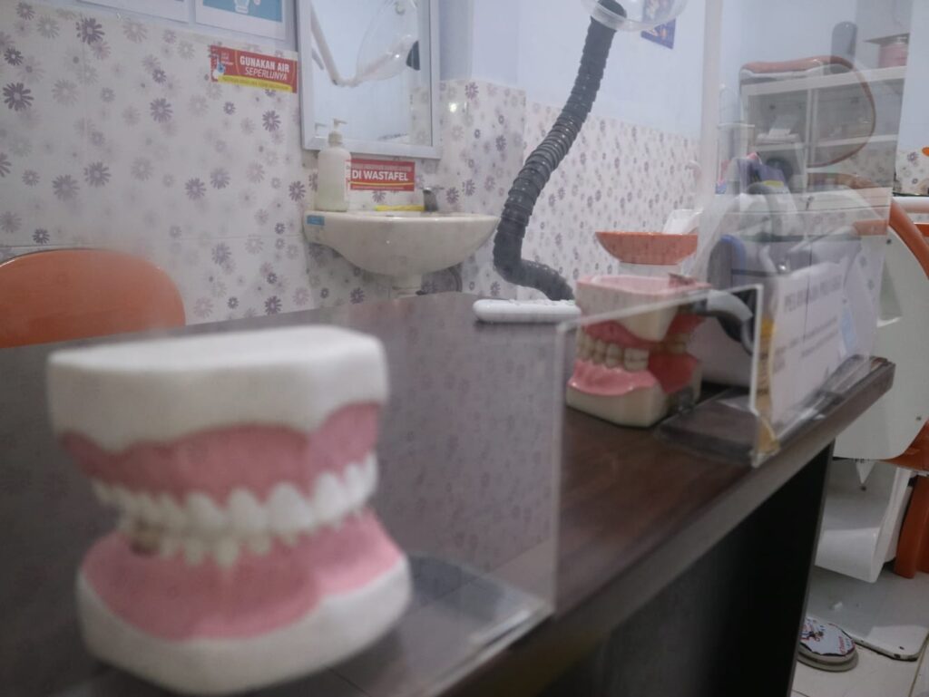 cara membersihkan gigi palsu kediri, cara mencegah sakit gigi lansia kediri, cara menjaga gigi agar tidak sakit kediri, cara merawat gigi di usia lanjut kediri, dokter gigi lansia kediri, dokter gigi terpercaya kediri, gigi sehat di usia tua kediri, kesehatan gigi dan mulut orang tua kediri, kesehatan gigi lansia kediri, klinik gigi lansia kediri, klinik perawatan gigi lansia kediri, menjaga gigi tetap kuat di usia lanjut kediri, panduan merawat gigi lansia kediri, perawatan gigi lansia kediri, perawatan gigi orang tua kediri, tips gigi sehat untuk orang tua kediri, tips kebersihan mulut usia lanjut kediri, tips menjaga gigi dan mulut kediri, tips menjaga kesehatan mulut kediri, tips perawatan mulut untuk lansia kediri
