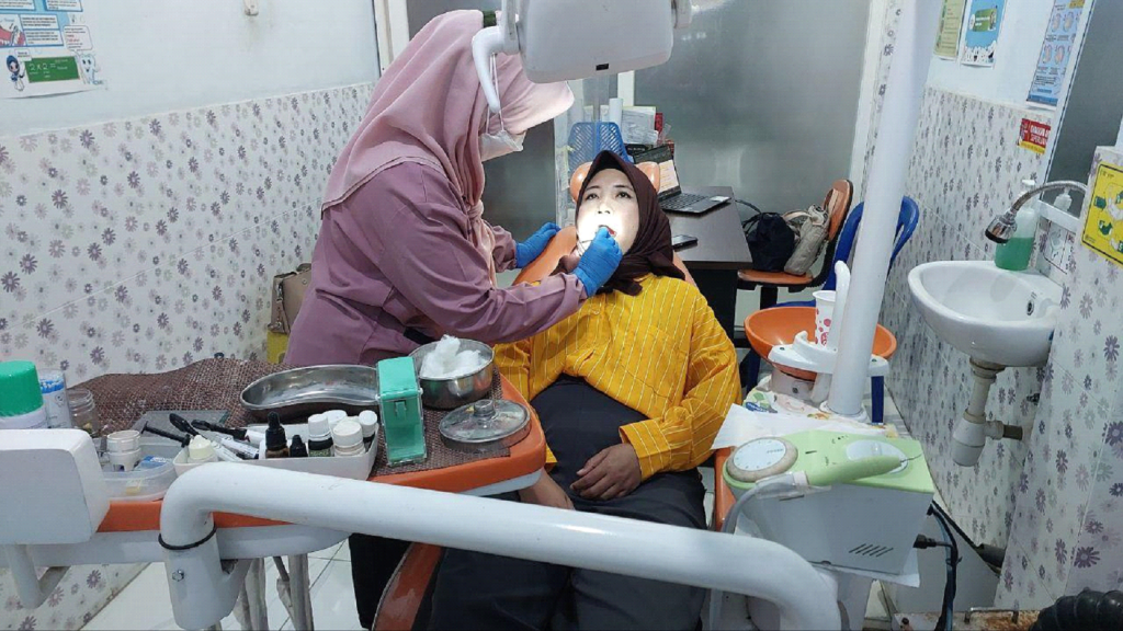 tips menjaga gigi dan mulut kediri, cara merawat gigi di usia lanjut kediri, perawatan gigi lansia kediri, kesehatan gigi dan mulut orang tua kediri, dokter gigi lansia kediri, tips gigi sehat untuk orang tua kediri, menjaga gigi tetap kuat di usia lanjut kediri, cara mencegah sakit gigi lansia kediri, klinik gigi lansia kediri, tips perawatan mulut untuk lansia kediri, kesehatan gigi lansia kediri, cara membersihkan gigi palsu kediri, gigi sehat di usia tua kediri, tips menjaga kesehatan mulut kediri, perawatan gigi orang tua kediri, panduan merawat gigi lansia kediri, cara menjaga gigi agar tidak sakit kediri, tips kebersihan mulut usia lanjut kediri, klinik perawatan gigi lansia kediri, dokter gigi terpercaya kediri