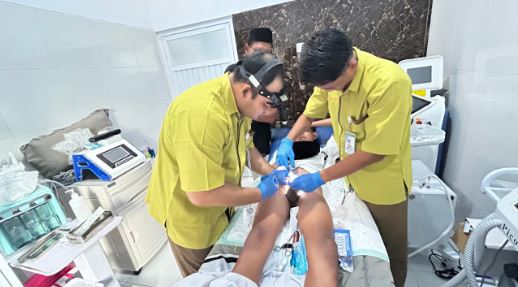 biaya khitan Kediri, dokter sunat anak Kediri, khitan dewasa Kediri, khitan laser Kediri, khitan remaja Kediri, klinik khitan Banyakan, klinik khitan di Kediri, klinik khitan Gampengrejo, klinik khitan Gurah, klinik khitan Kabupaten Kediri, klinik khitan Kandangan, klinik khitan Kediri Kota, klinik khitan Kepung, klinik khitan Kras, klinik khitan Kunjang, klinik khitan Mojo, klinik khitan Ngasem, klinik khitan Papar, klinik khitan Pare, klinik khitan Plosoklaten, klinik khitan Puncu, klinik khitan ramah anak Kediri, klinik khitan Ringinrejo, klinik khitan Semen, klinik khitan Wates, klinik sunat Kediri, layanan khitan Kediri, sunat aman Kediri, sunat cepat pulih Kediri, sunat metode modern Kediri, sunat modern Kediri, sunat tanpa jarum Kediri, tempat sunat terpercaya Kediri